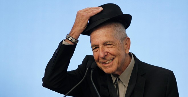 El músico Leonard Cohen se descubre ante los espectadores al recibir, junto a Chuck Berry, el primer premio PEN a la excelencia en la composición, en febrero de 2012. REUTERS/Jessica Rinaldi