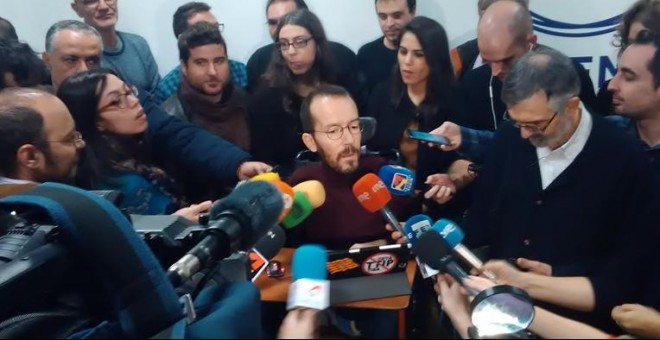 El secretario general de Podemos Aragón, Pablo Echenique, este viernes en la sede de la formación en Zaragoza con el equipo que impulsó el documento ‘Lurte’.