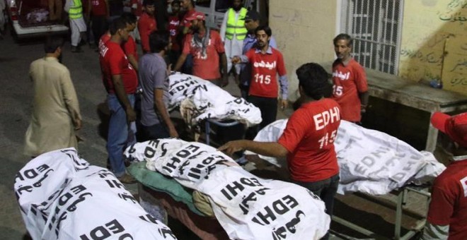 Equipos de rescate trasladan los cuerpos de las víctimas del atentado./ EFE