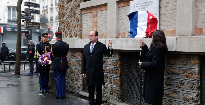 Francois Hollande inaugura una placa conmemorativa por los atentados en el café La Belle Equipe. EFE