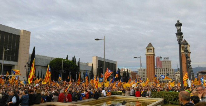 Manifestantes llenaban la avenida frente a las fuentes de Montjuic media hora antes del inicio del acto.