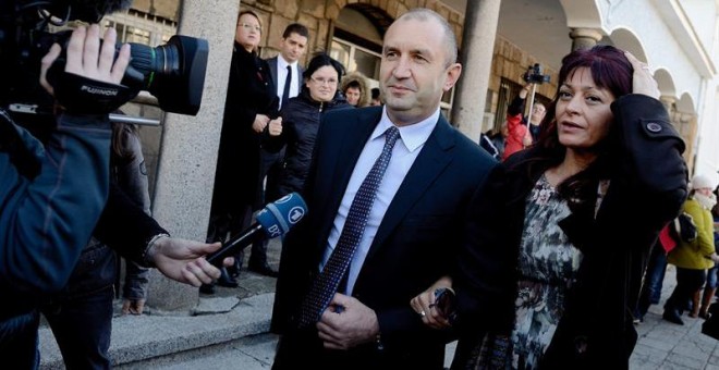 Rumen Radev (izquierda) junto a su esposa Dessialava Gencheva, después de votar en la segunda ronda a las elecciones presidenciales de Bulgaria. EFE/EPA/VASSIL DONEV