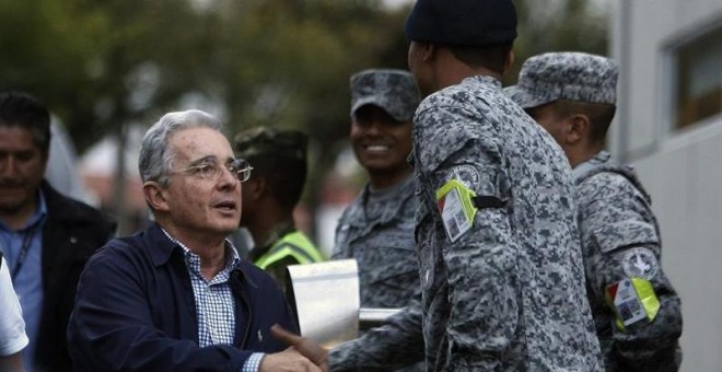 El expresidente de Colombia Álvaro Uribe saluda a militares en la Base Aérea de Rionegro antes de reunirse con el presidente de Colombia, Juan Manuel Santos./ EFE