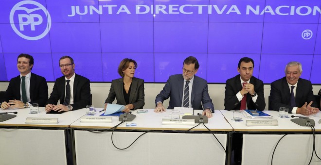 El jefe del Ejecutivo y presidente del PP, Mariano Rajoy, junto a la ministra de Defensa y secretaria general del PP, María Dolores de Cospedal, y los vicesecretarios, Pablo Casado, Javier Maroto, Fernando Martínez-Maillo, y Javier Arenas, durante la Junt