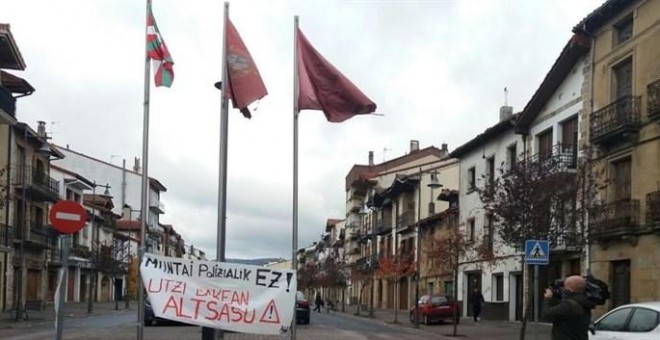 Cartel en Alsasua: 'Montaje policial no. Dejadnos en paz'. E.P.
