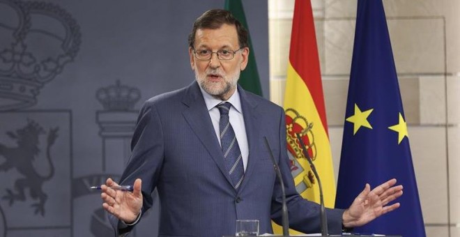 El presidente del Gobierno, Mariano Rajoy, durante la rueda de prensa posterior a la reunión que ha mantenido con el primer ministro portugués, Antonio Costa en el Palacio de La Moncloa. EFE/Kiko Huesca