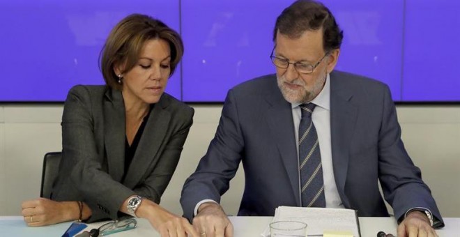 El jefe del Ejecutivo y presidente del PP, Mariano Rajoy, junto a la ministra de Defensa y secretaria general del PP, María Dolores de Cospedal. EFE/Javier Lizón
