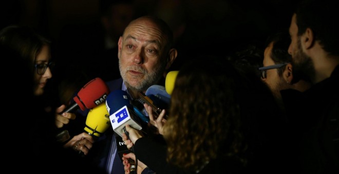 El próximo Fiscal General del Estado, José Manuel Maza, hace unas declaraciones a los periodistas tras una de sus clases en la escuela de negocios ESADE. EFE/Toni Albir