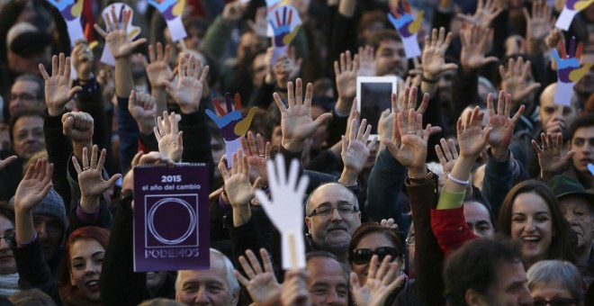 Imagen de archivo de un grupo de simpatizantes de Podemos. REUTERS