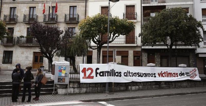 Pancarta colocada junto al Ayuntamiento de Alsasua tras las detenciones que se han producido por la agresión a dos agentes de la Guardia Civil. EFE/Jesús Diges