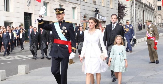 Felipe de Borbón y Letizia Ortz junto a sus hijas el día de su coronación, justo al pasar frente al hotel Villa Real. Foto: casa real