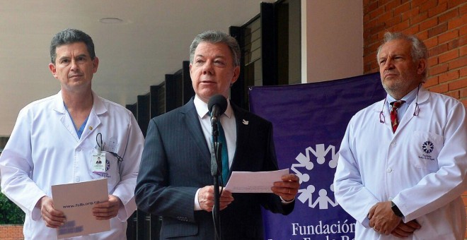 Juan Manuel Santos durante un visitaa la Clínica Fundación Santa Fe de Bogotá, en Bogotá (Colombia). / EFE