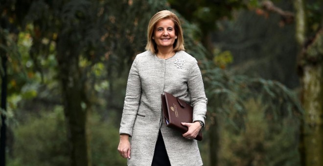 La ministra de Empleo, Fátima Báñez, en los jardines del Palacio de la Moncloa, a su llegada al primer Consejo de Ministros del nuevo Gobierno de Mariano Rajoy. REUTERS/Sergio Perez