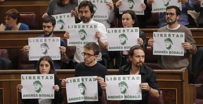 Los diputados de Unidos Podemos, encabezados por su líder Pablo Iglesias, han pedido hoy en el hemiciclo del Congreso la libertad del exconcejal de su formación en Jaén, Andrés Bódalo, en prisión desde el pasado mes de marzo por participar en la agresión