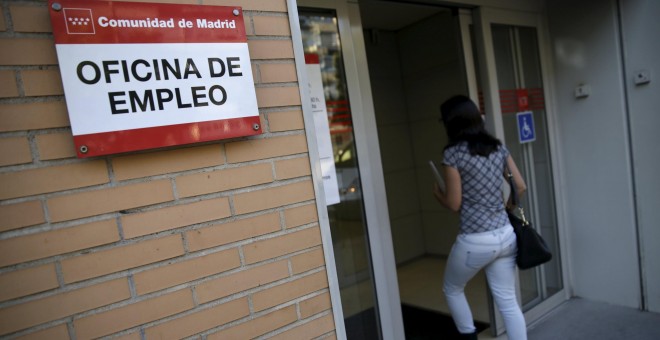 Una joven entra en una oficina del Servicio Público de Empleo de la Comunidad de Madrid. REUTERS
