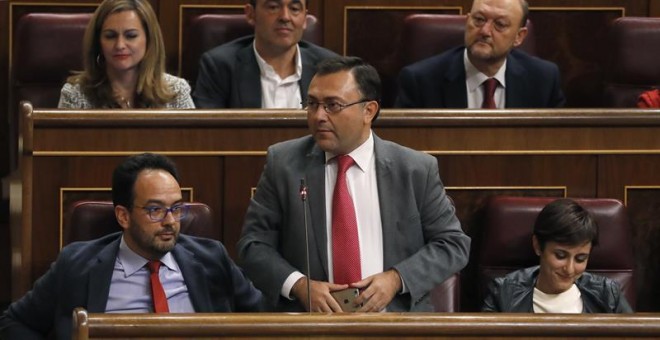 El diputado socialista Miguel Ángel Heredia (c) junto a sus compañeros de partido Antonio Hernando (i) e Isabel Rodríguez (d) ayer en el Congreso./EFE