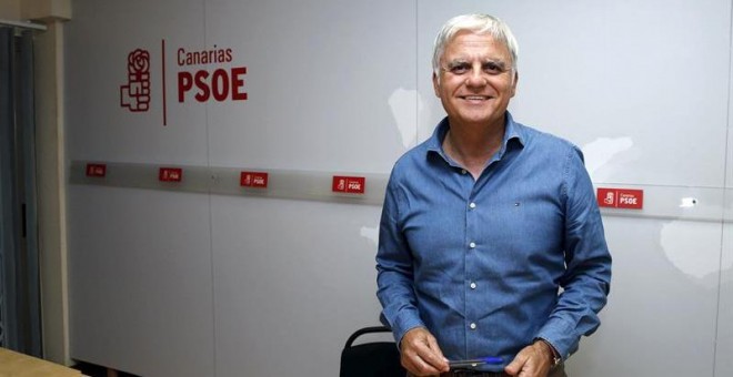 El secretario general del PSOE de Canarias, José Miguel Pérez, durante la rueda de prensa que ofreció tras la reunión de la Comisión Ejecutiva regional y en la que anunció su dimisión de este cargo. EFE/Elvira Urquijo A.