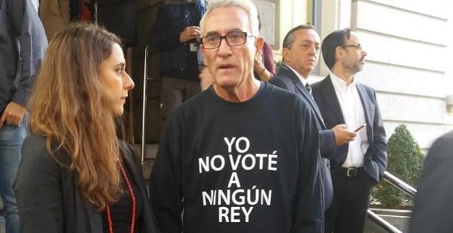 El diputado de Unidos Podemos, Diego Cañamero, con una camiseta que dice 'Yo no voté a ningún rey, durante el acto de la Solemne Apertura de la XII Legislatura en la Cámara Baja. EUROPA PRESS