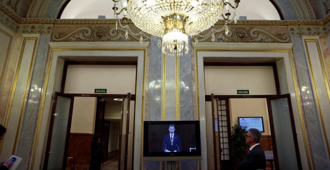 Un monitor en una de las salas del Congreso de los Diputados con la intervención del rey Felipe VI durante la sesión de apertura solemne de la XII legislatura. REUTERS/Susana Vera