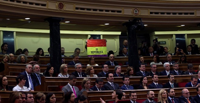 El senador de IU Inaki Bernal sostiene la bandera republicana durante la intervención del rey Felipe VI en la sesión solemne de apertura de la XII legislatura. REUTERS/Susana Vera