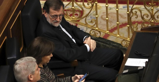El presidente del Gobierno, Mariano Rajoy, junto a la vicepresidenta, Soraya Sáenz de Santamaría, y el ministro de Asuntos Exteriores, Alfonso Dastis, en sus escaños durante la sesión solemne de la apertura de las Cortes en la XII Legislatura, en el Congr