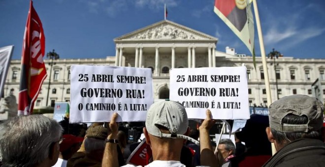 Una manifestación contra el Gobierno de Passos Cohelo a las puertas del Parlamento portugués en 2013.-EFE