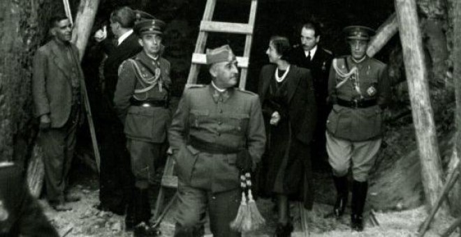 El dictador Francisco Franco y su esposa, Carmen Polo, visitan las obreas de El Valle de los Caídos.- EFE
