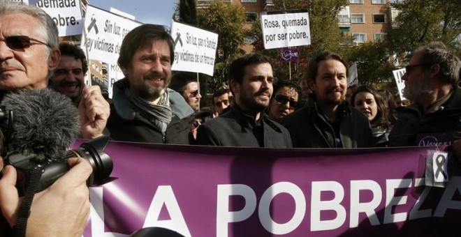 Pablo Iglesias y Alberto Garzón durante la protesta en la sede de Gas Natural Fenosa / EFE