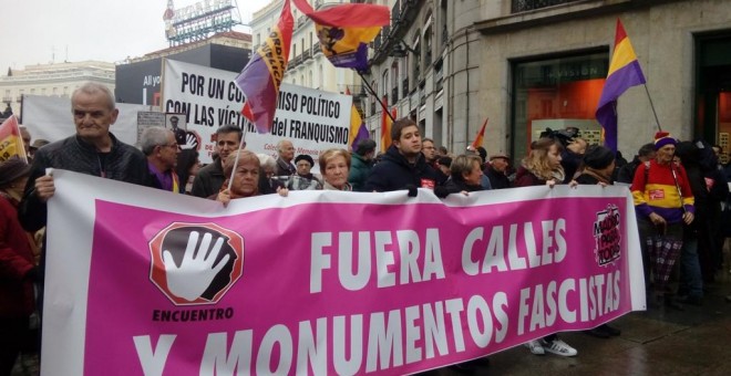 Manifestantes en la Puerta del Sol para exigir que se retiren los nombres de calles y símbolos franquistas / SARA PLAZA