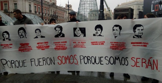 Pancarta por la Memoria este domingo en la Puerta del Sol / SARA PLAZA