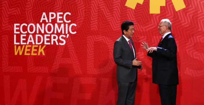 El presidente de Perú, Pedro Pablo Kuczynski , saluda al primer ministro de Japón, Shinzo Abe, en la cumbre de la APEC en Lima. REUTERS/Mariana Bazo