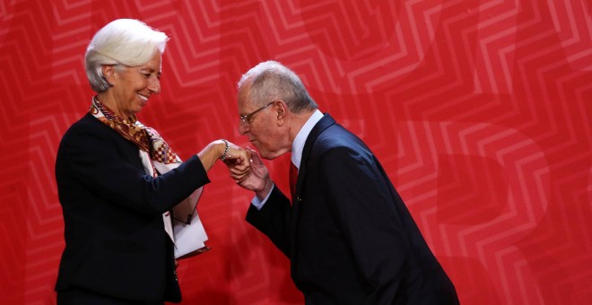 El presidente de Perú, Pedro Pablo Kuczynski , besa la mano de la directora gerente del FMI, Christine Lagarde, a su llegada a la cumbre de la APEC en Lima. REUTERS/Mariana Bazo