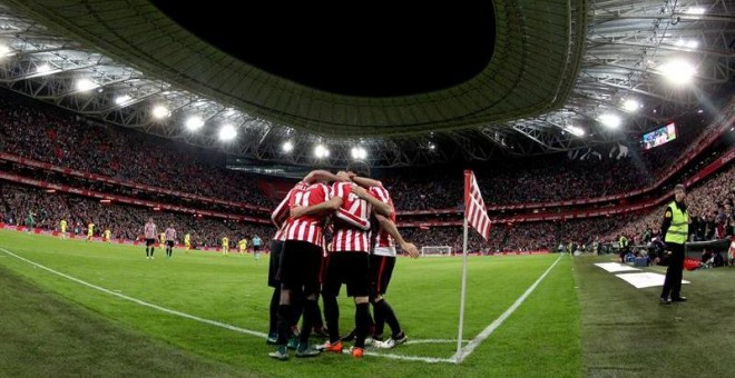 Los jugadores del Athletic de Bilbao celebran el primer gol del equipo frente al Villarreal. /EFE