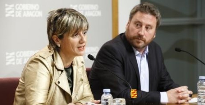 El consejero de Vertebración del Territorio, José Luis Soro (Cha), y la directora general de Vivienda, Mayte Andreu. / ARAGÓNHOY.NET