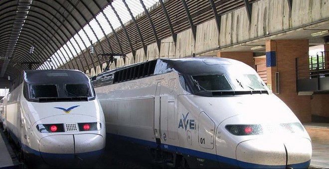 Trenes de AVE en la estación madrileña de Atocha. EFE