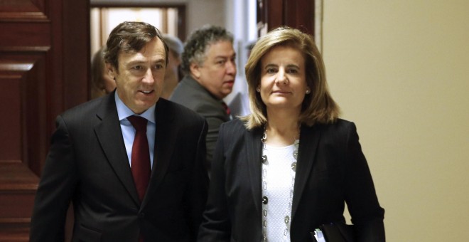 La ministra de Empleo y Seguridad Social, Fátima Báñez, acompañada por el portavoz del PP en el Congreso, Rafael Hernando, momentos antes de comparecer en la Comisión del Pacto de Toledo. EFE/Paco Campos