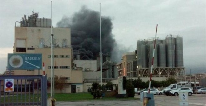 Incendio en la fábrica Plastiverd (en las antiguas instalaciones de La Seda de Barcelona), en El Prat de Llobregat. E.P.