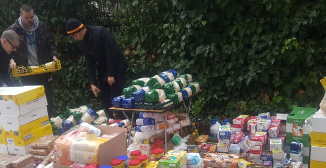 Miembros del colectivo neonazi Hogar Social Madrid sacan alimentos del edificio del que han sido desalojados.- TWITTER HSM