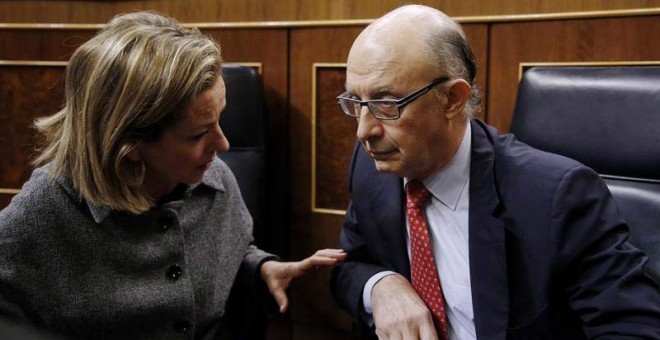 El ministro Montoro atiende a la diputada de Coalición Canaria, Ana Oramas, en el Congreso. | SERGIO BARRENECHEA (EFE)