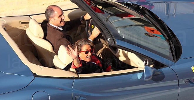 Rita Barberá y Francisco Camps, en un Ferrari durante la inauguración del circuito de Fórmula 1 en Valencia.