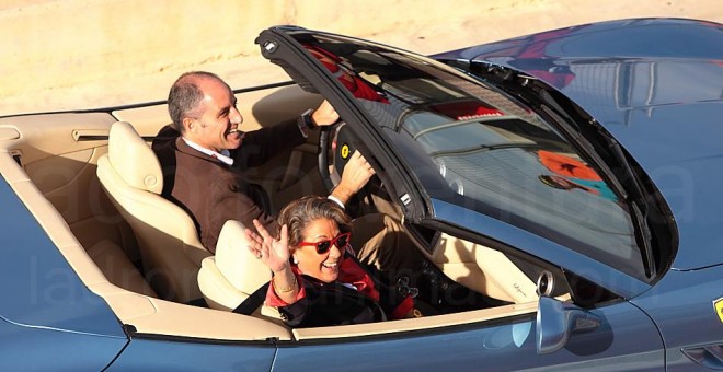 Rita Barberá y Francisco Camps, en un Ferrari durante la inauguración del circuito de Fórmula 1 en Valencia.