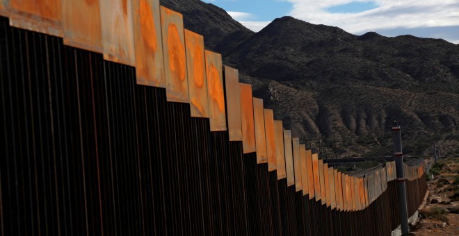 El nuevo muro que separa México de Estados Unidos. / REUTERS