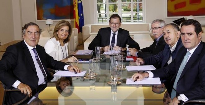 El presidente del Gobierno,Mariano Rajoy, acompañado por la ministra de Empleo, Fátioma Báñez,c-iz, durante la reunión con los secretarios generales de CC.OO, Ignacio Fernández Toxo,iz, de UGT, Pepe Álvarez,. c-d, el presidente de CEPYME, Antonio Garamand