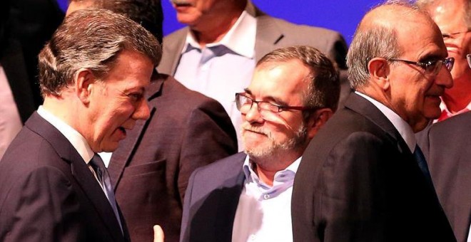 El presidente de Colombia Juan Manuel Santos y el jefe máximo de las FARC Rodrigo Londoño Echeverry conversan después de firmar el nuevo acuerdo de paz para terminar 52 años de conflicto armado en el Teatro Colón de Bogotá. EFE/MAURICIO DUENAS CASTAÑEDA