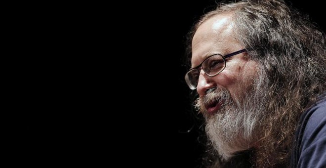 El fundador del movimiento de software libre, Richard Stallman, pronuncia en Pamplona una conferencia dentro de los 'Diálogos Europeos', organizados con motivo de la capitalidad cultural de Donosti. EFE/Ivan Aguinaga