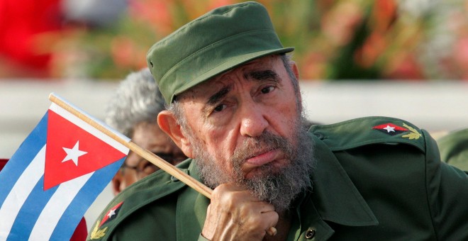 Fidel Castro sostiene una bandera de Cuba en el 1 de mayo de 2005. /REUTERS