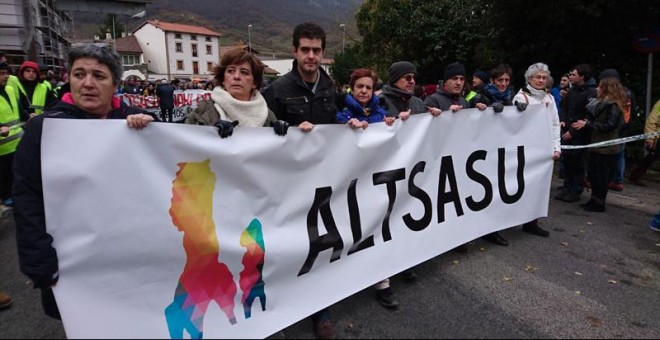 Los manifestantes sostienen la pancarta con el lema 'Altsasu'./ D. A.