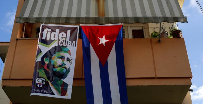 Imagen de Fidel Castro en el balcón de una casa en La Habana. / REUTERS