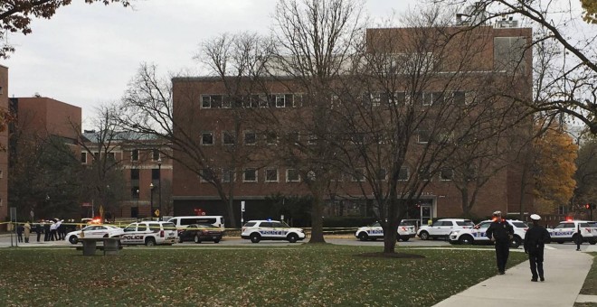 La policía acordona el campus de la universidad de Ohio.  AP