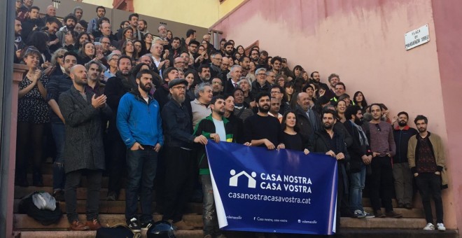 Foto de familia de los representantes de las asociaciones, ONG y empresas que apoyan la campaña 'Casa nostra, casa vostra'